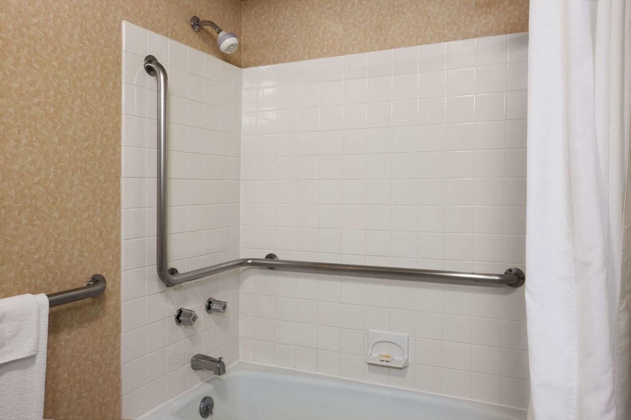 Days Inn & Suites By Wyndham Plattsburgh - thumb 23