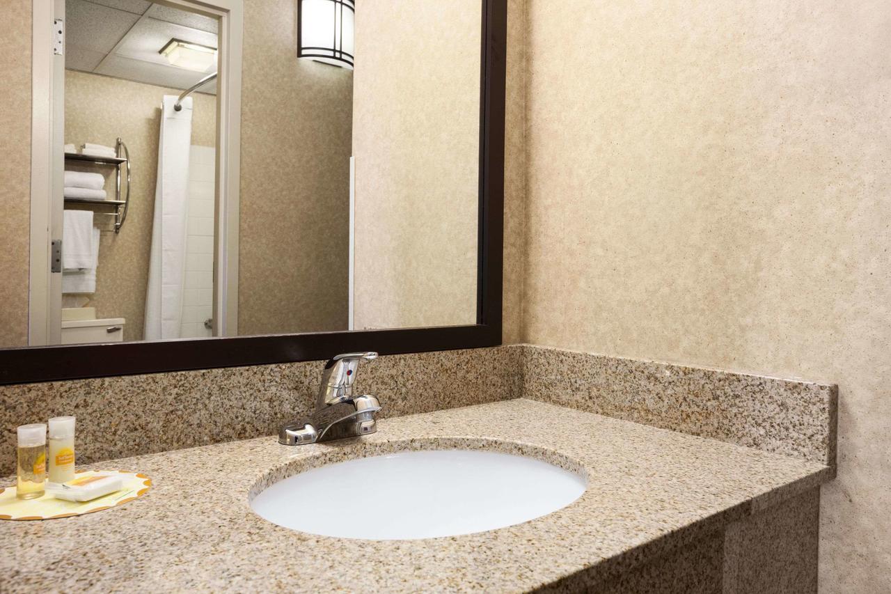 Days Inn & Suites By Wyndham Plattsburgh - thumb 24