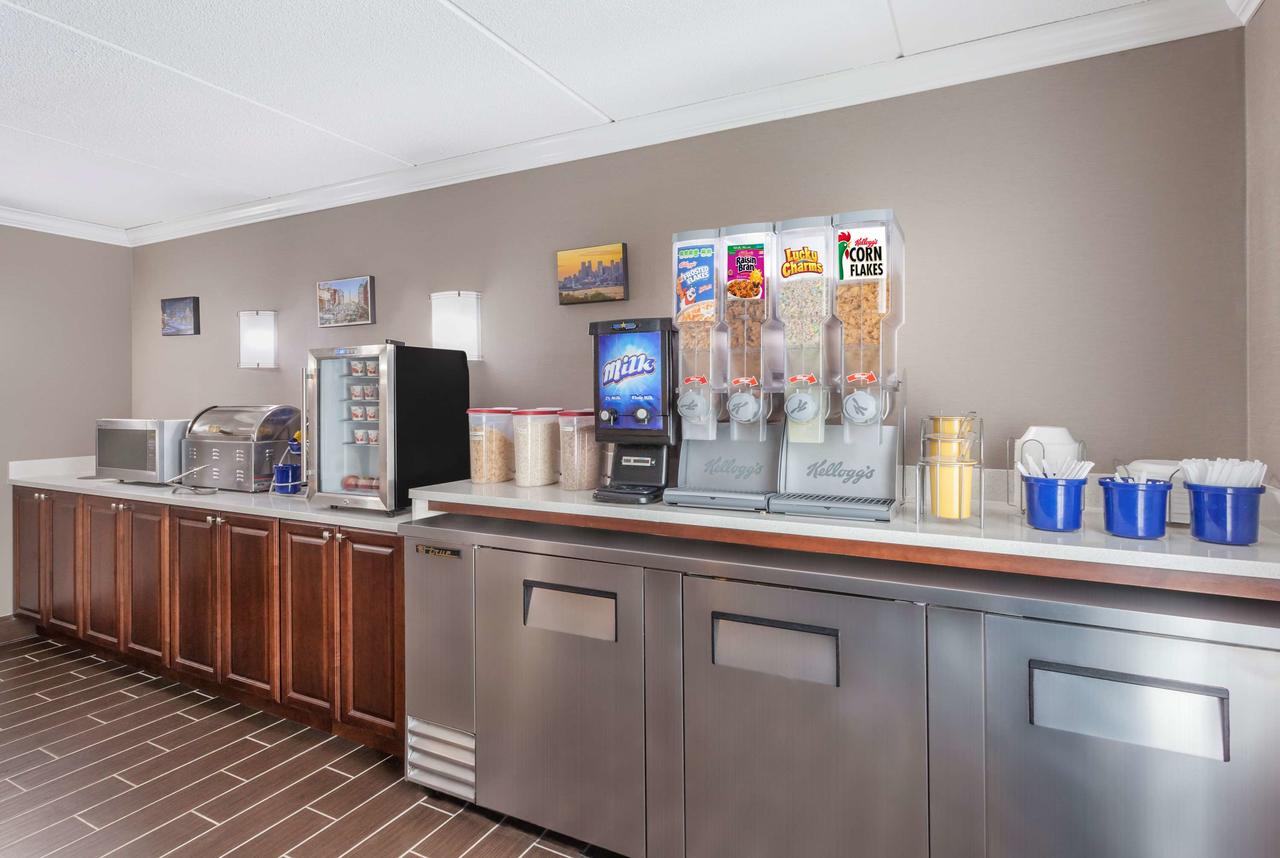 Days Inn & Suites By Wyndham Plattsburgh - thumb 10