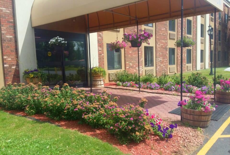 Days Inn & Suites By Wyndham Plattsburgh - thumb 2