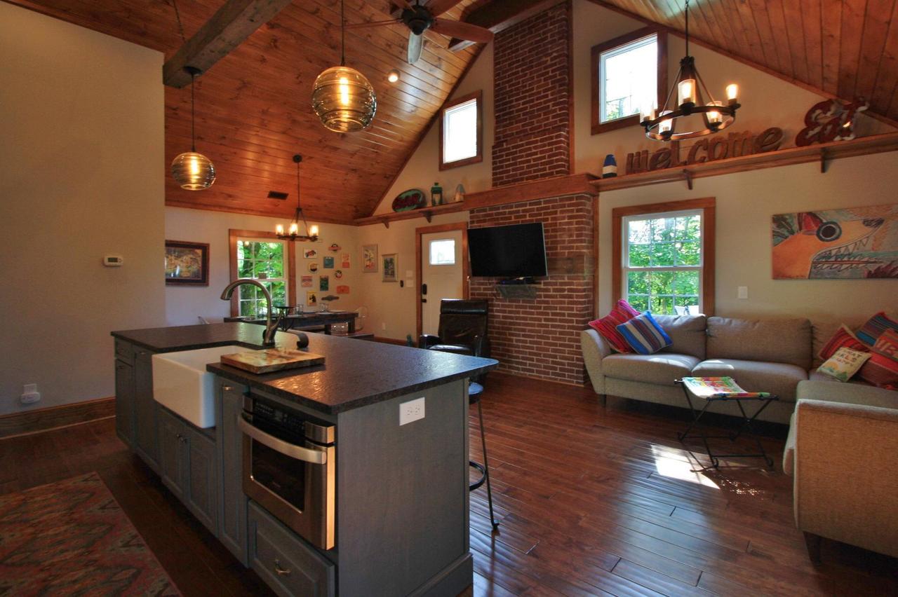 Downtown Hideaway - Green Door - thumb 8