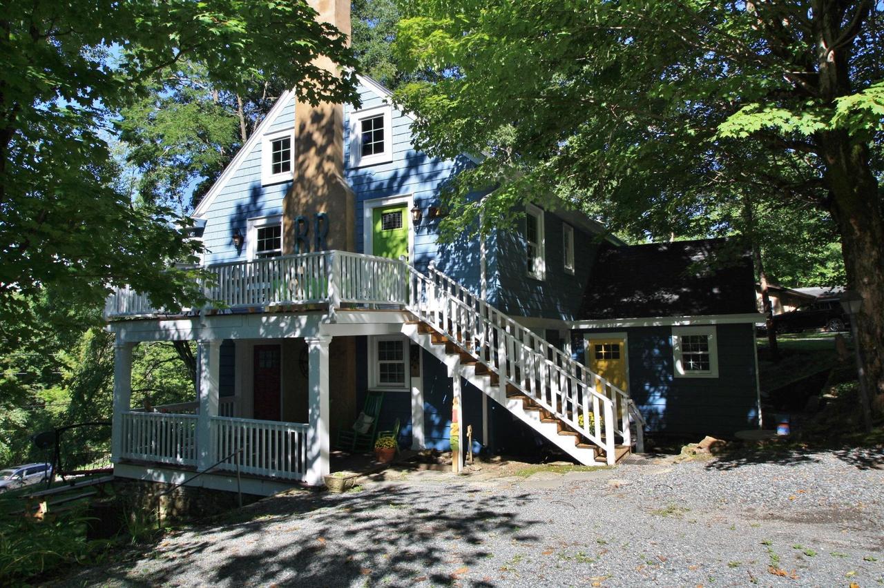 Downtown Hideaway - Green Door - thumb 1