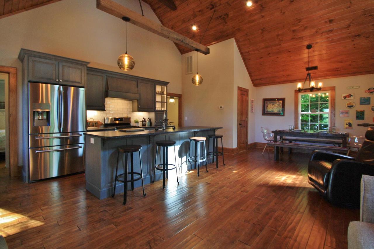 Downtown Hideaway - Green Door - thumb 6