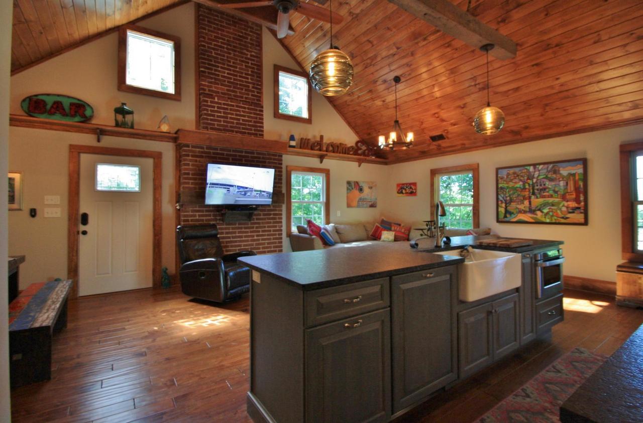 Downtown Hideaway - Green Door - thumb 5