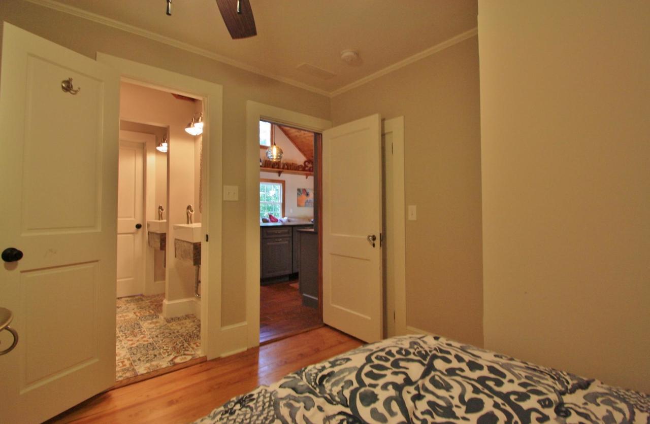 Downtown Hideaway - Green Door - thumb 14