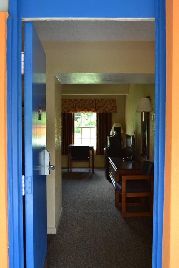 Americas Best Value Inn Smithfield - thumb 10