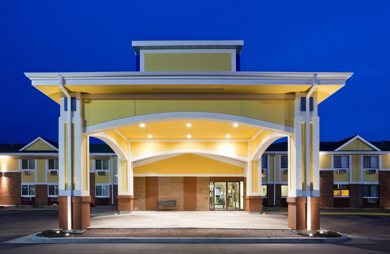 Fargo Inn And Suites - thumb 1