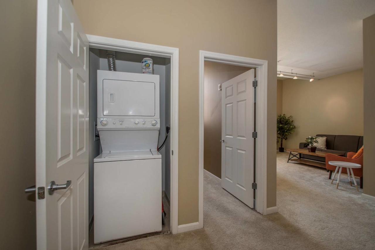 Central & Spacious Downtown Gem - thumb 18