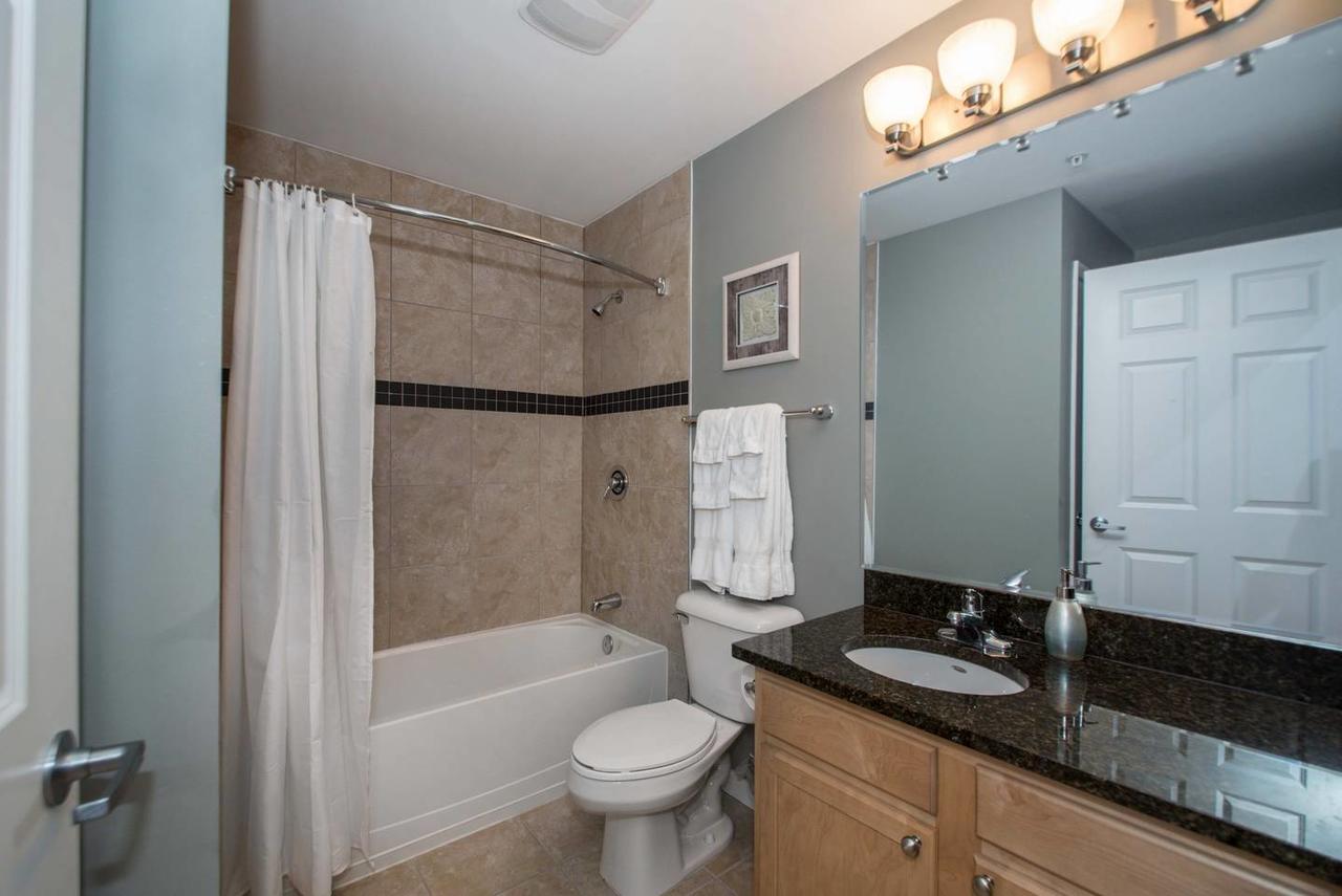 Central & Spacious Downtown Gem - thumb 12