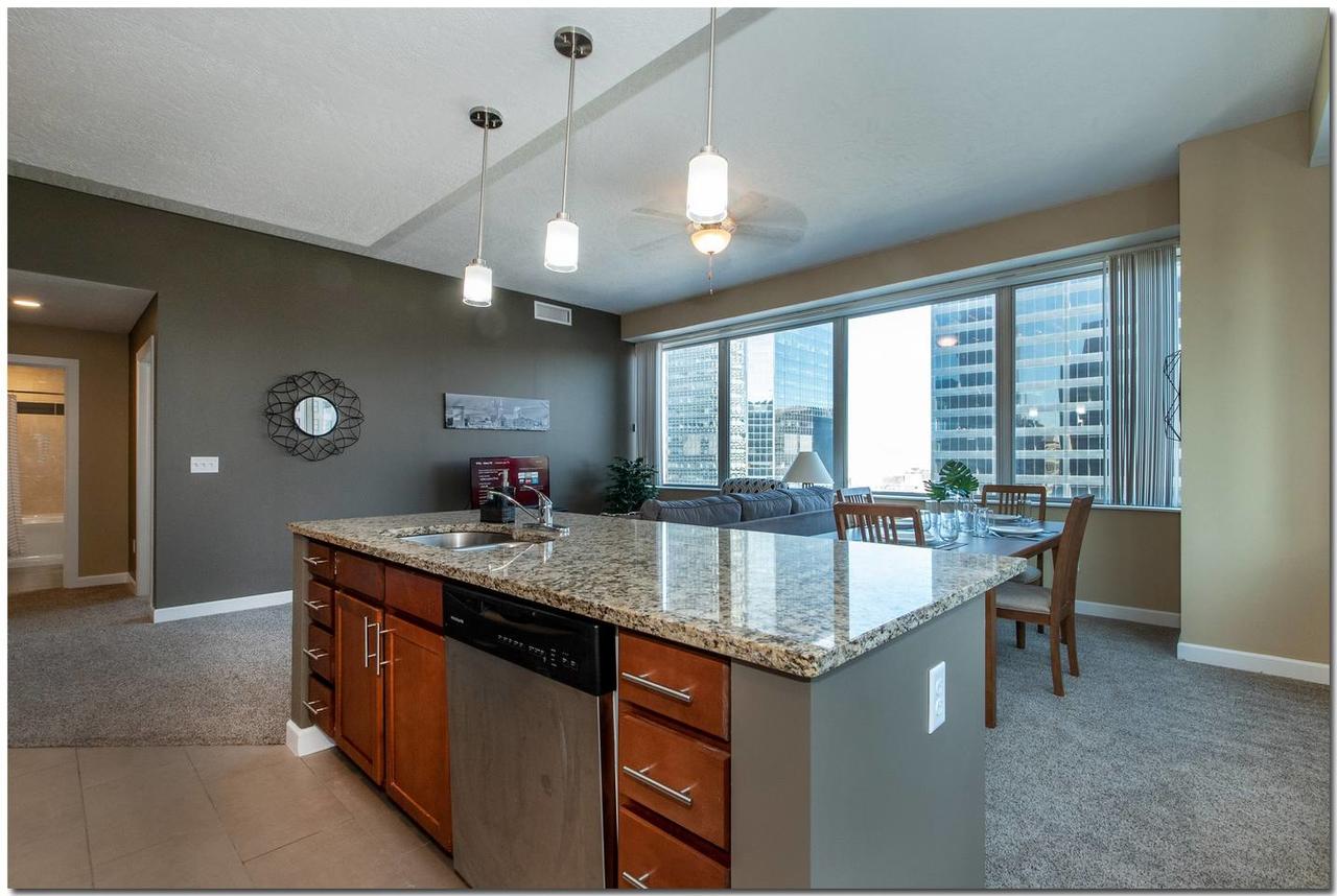 Central & Spacious Downtown Gem - thumb 24