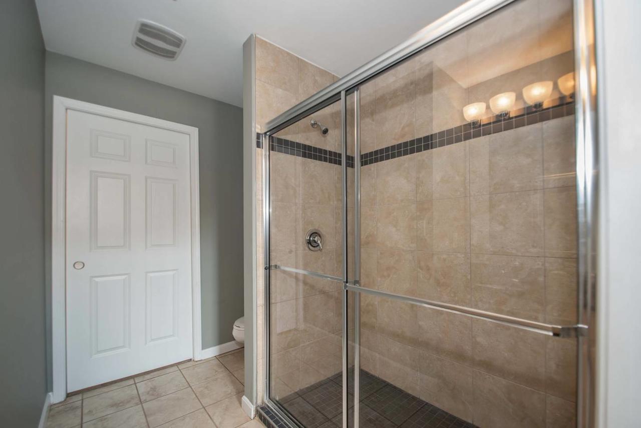 Central & Spacious Downtown Gem - thumb 7