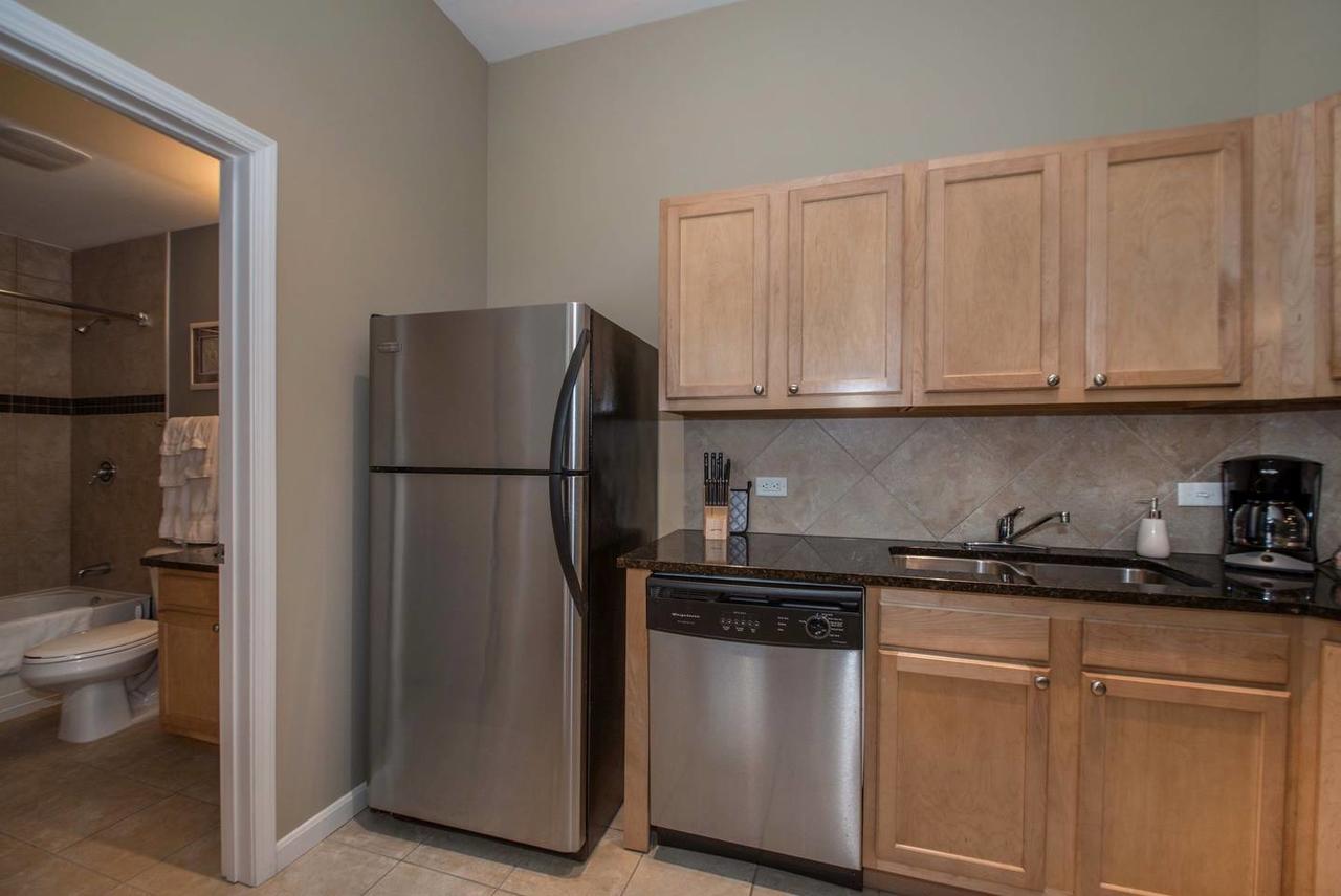 Central & Spacious Downtown Gem - thumb 19