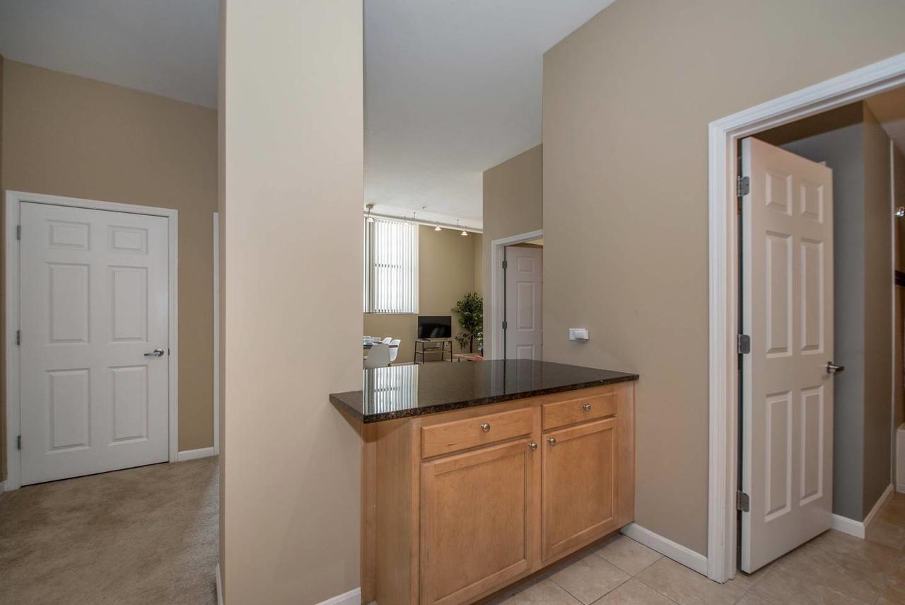 Central & Spacious Downtown Gem - thumb 14