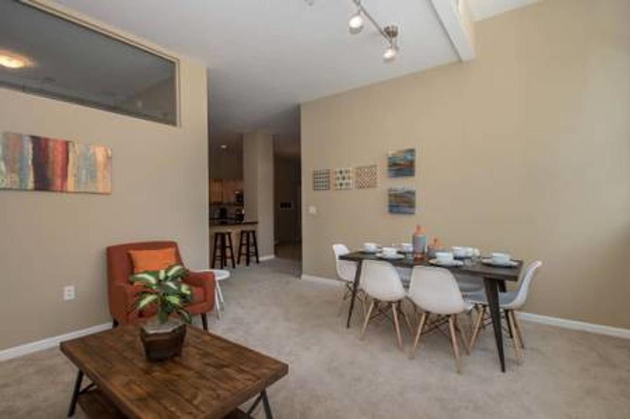 Central & Spacious Downtown Gem - thumb 3