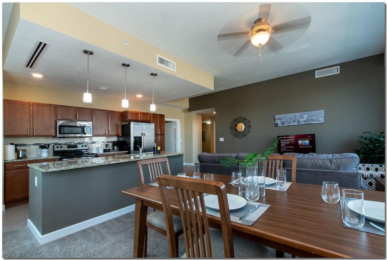 Central & Spacious Downtown Gem - thumb 0