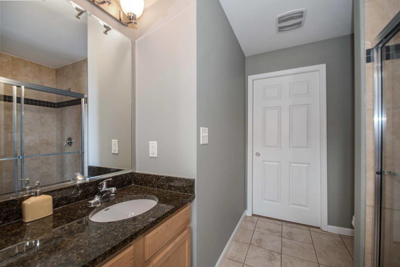 Central & Spacious Downtown Gem - thumb 4