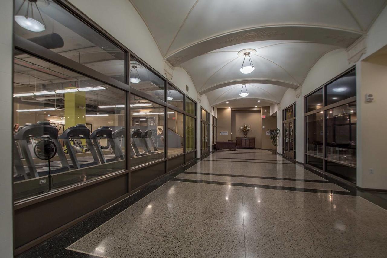 Central & Spacious Downtown Gem - thumb 5