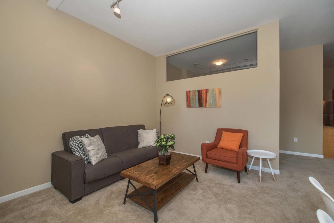 Central & Spacious Downtown Gem - thumb 9