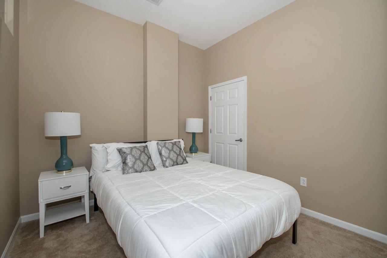 Central & Spacious Downtown Gem - thumb 17