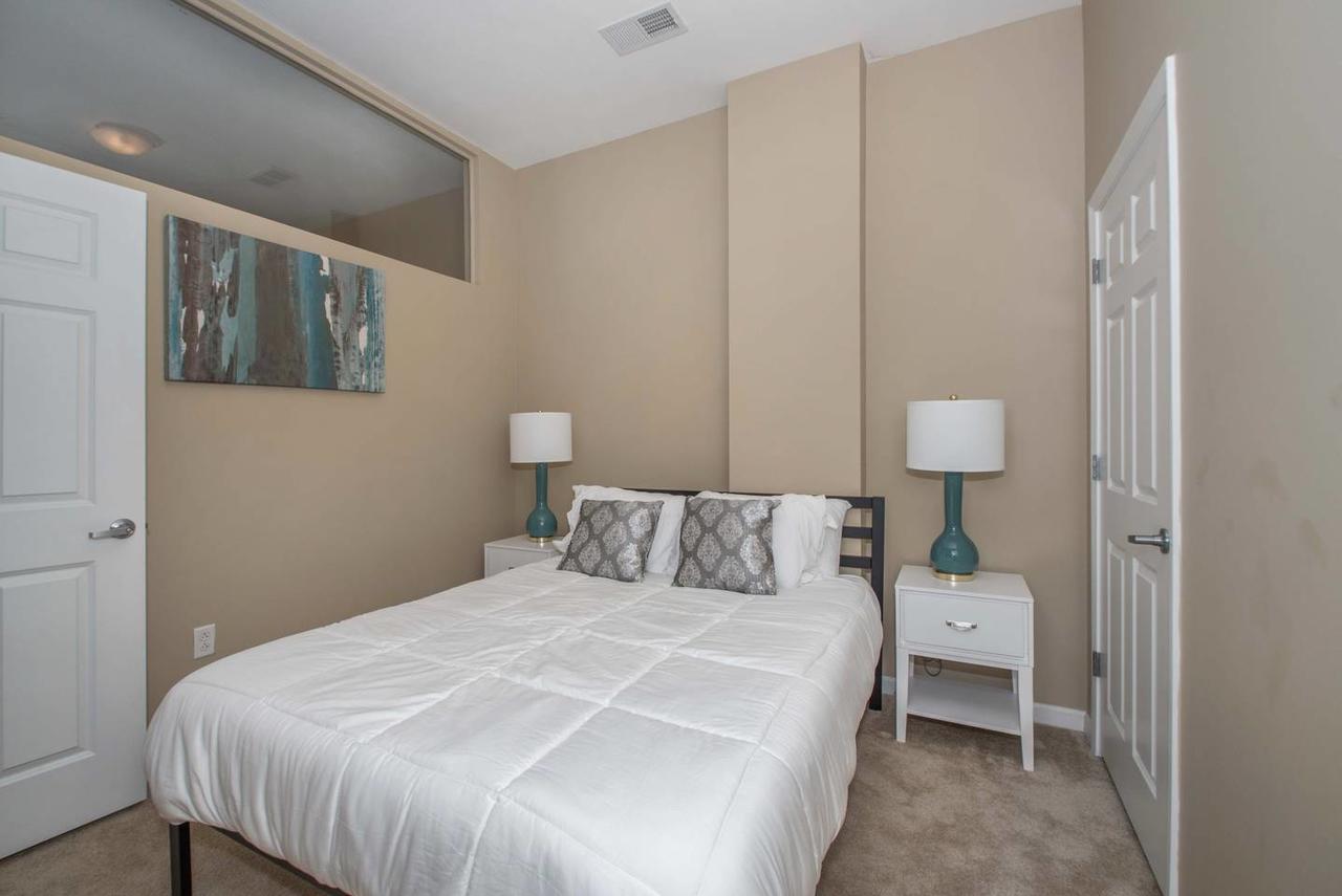 Central & Spacious Downtown Gem - thumb 6