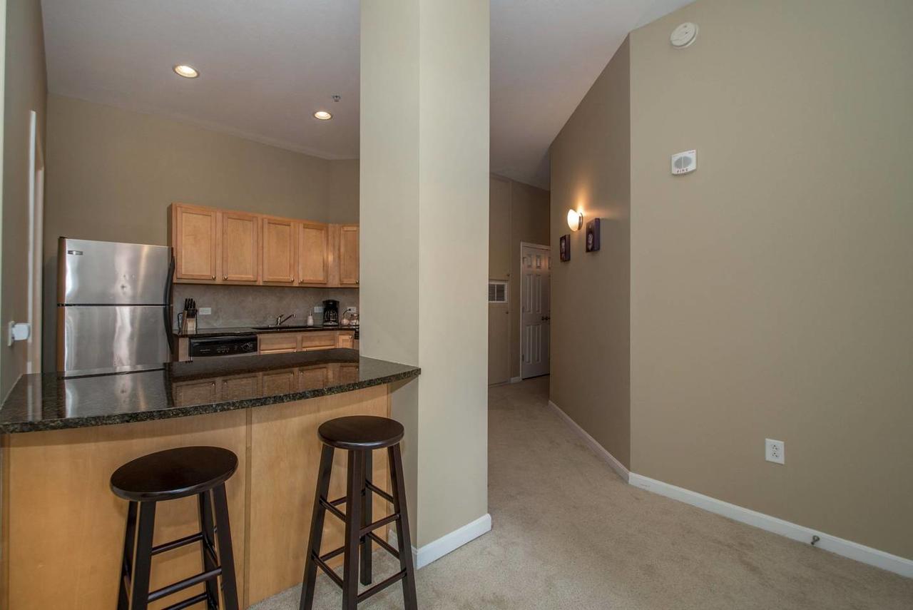 Central & Spacious Downtown Gem - thumb 8