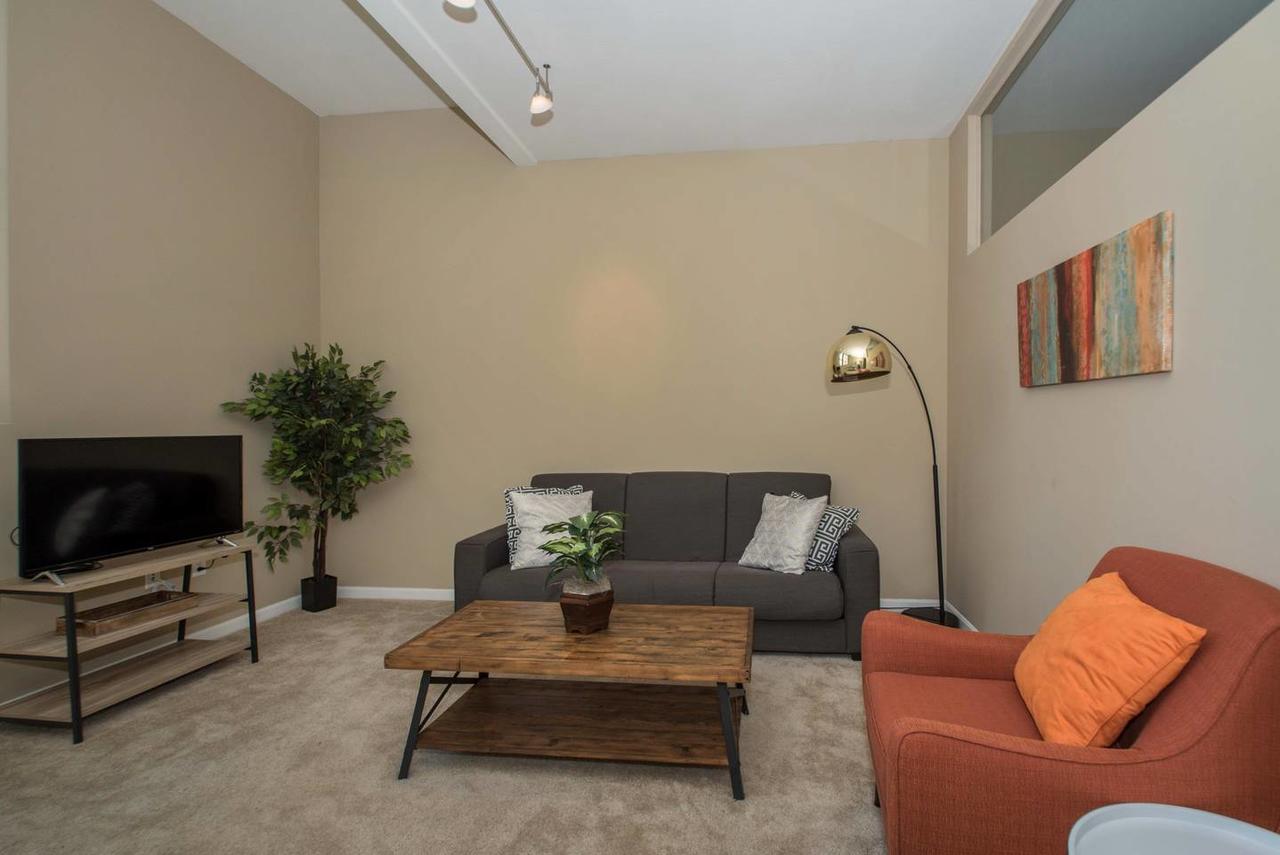 Central & Spacious Downtown Gem - thumb 2