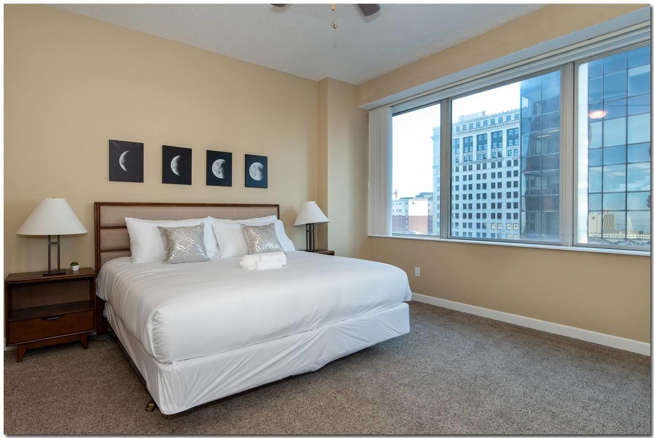 Central & Spacious Downtown Gem - thumb 30