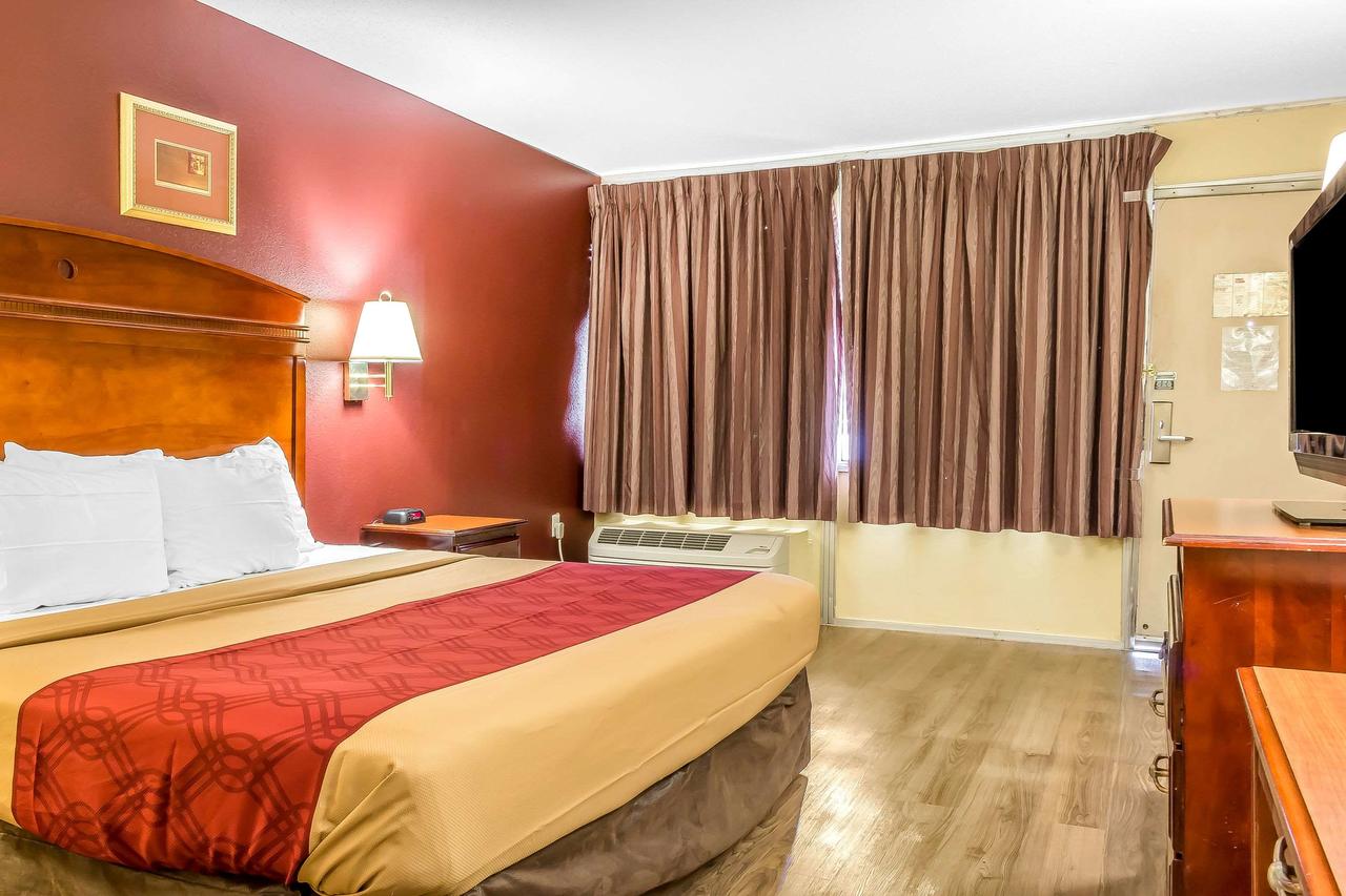 Econo Lodge Philadelphia Airport - thumb 10