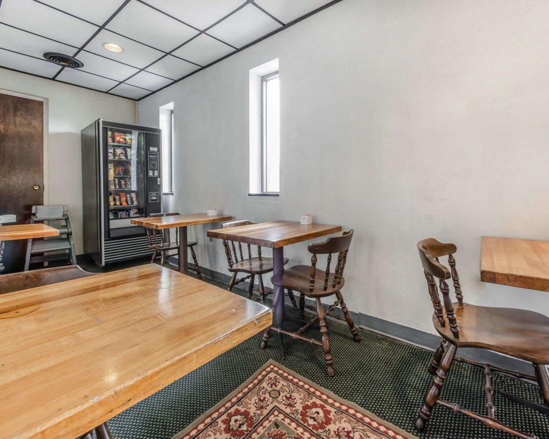 Econo Lodge Altoona I-99 - thumb 7