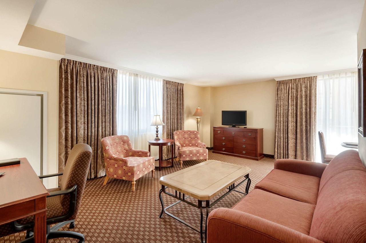 Clarion Collection Hotel Arlington Court Suites - thumb 3