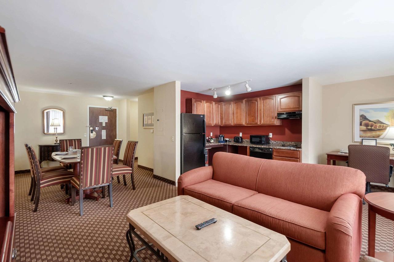 Clarion Collection Hotel Arlington Court Suites - thumb 1