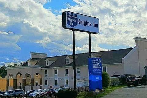 Knights Inn & Suites Near University Of Richmond - thumb 11