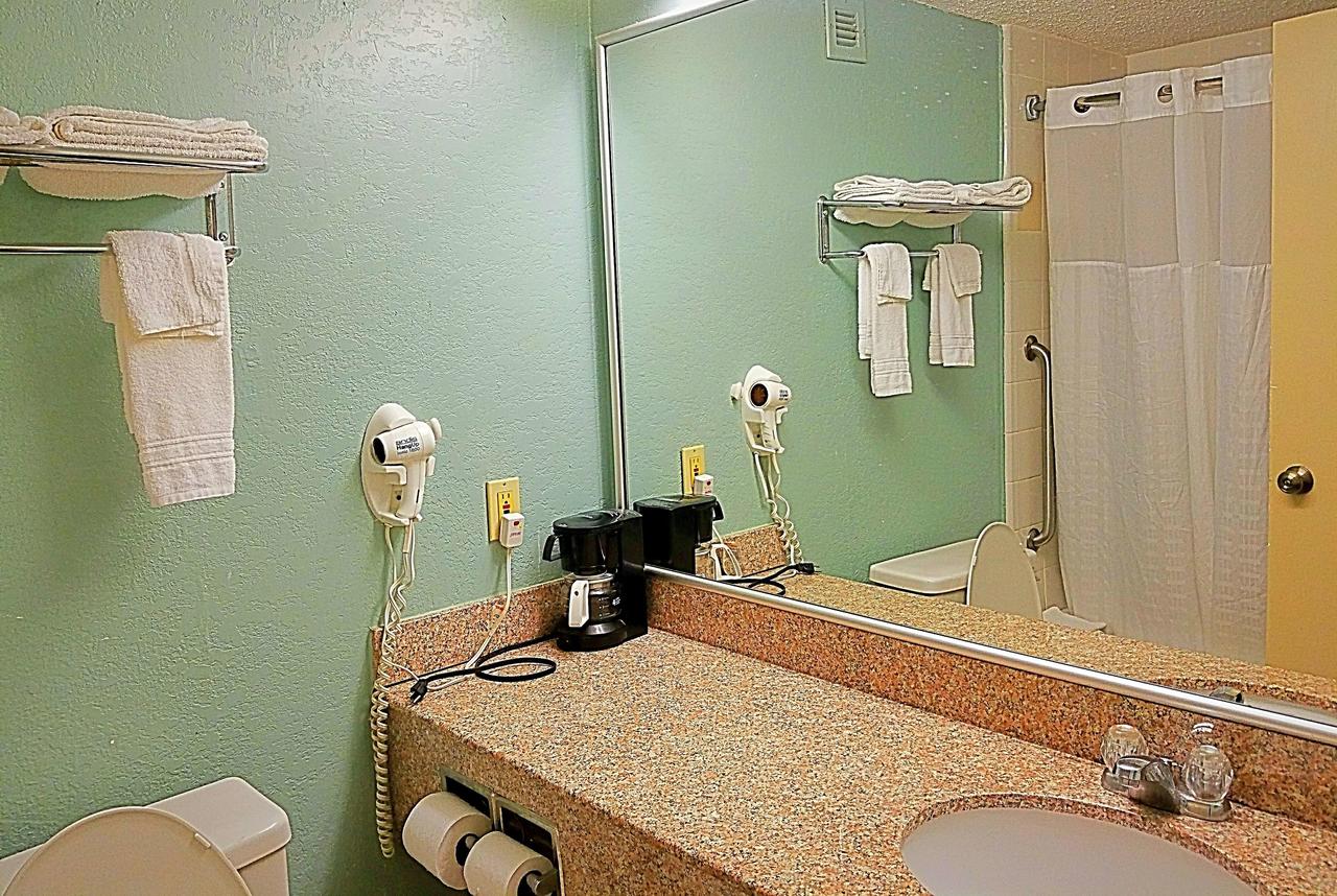 Knights Inn & Suites Near University Of Richmond - thumb 14