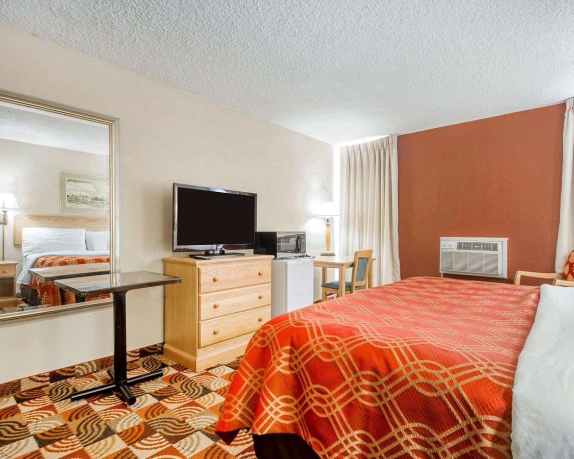 Econo Lodge Sheboygan - thumb 10