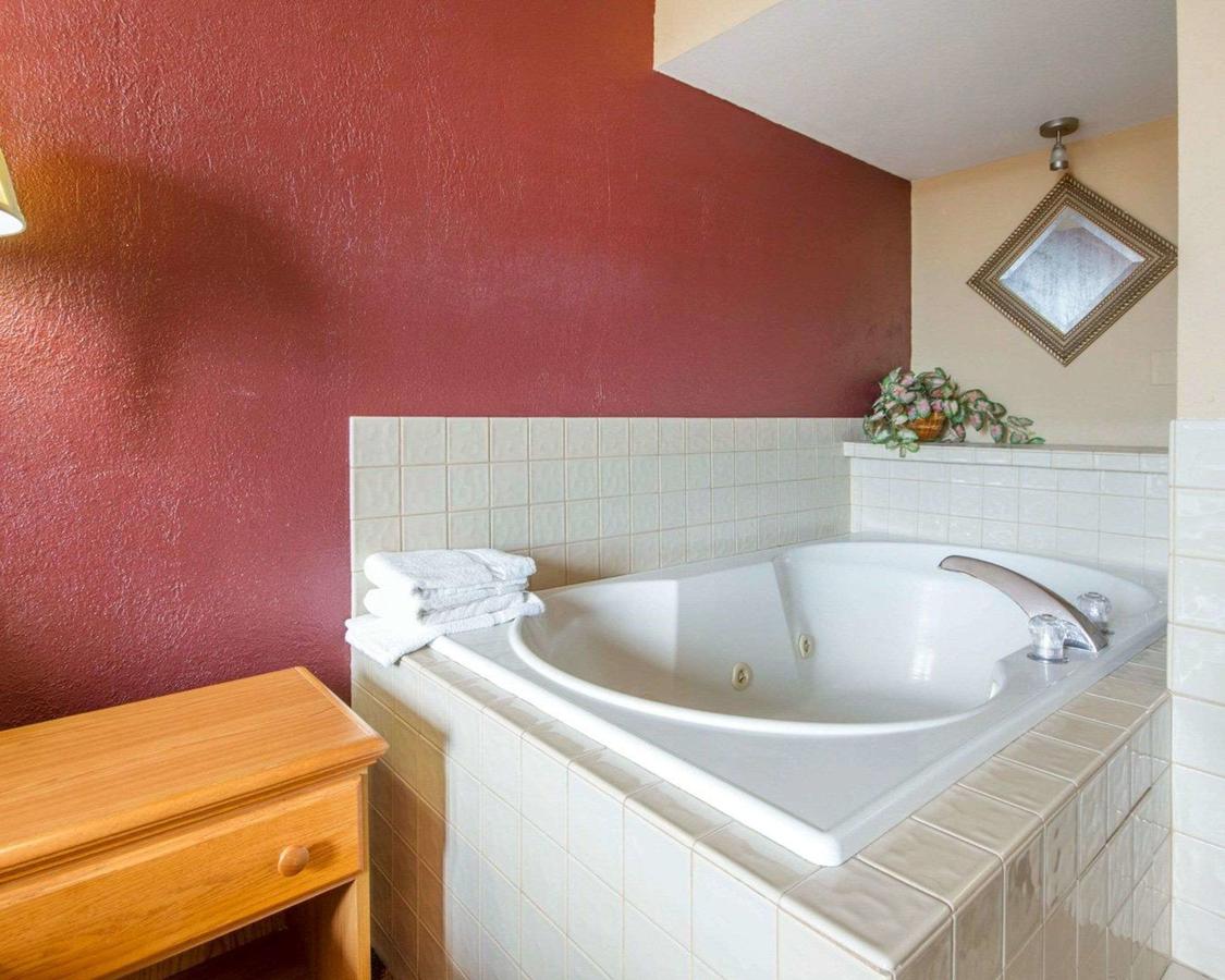 Econo Lodge Sheboygan - thumb 6