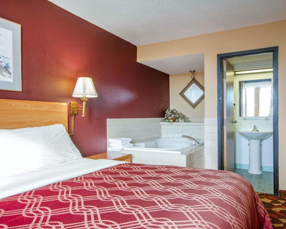 Econo Lodge Sheboygan - thumb 16