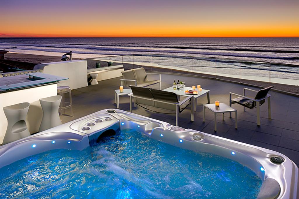 3415 - Beauty On The Beach Seven-Bedroom Holiday Home - thumb 0
