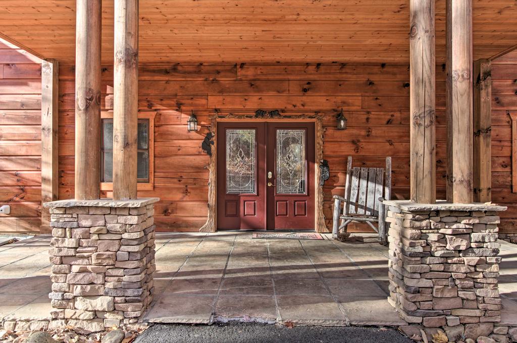 'Unbridled Spirit - ' Gatlinburg Getaway With Hot Tub! - thumb 3