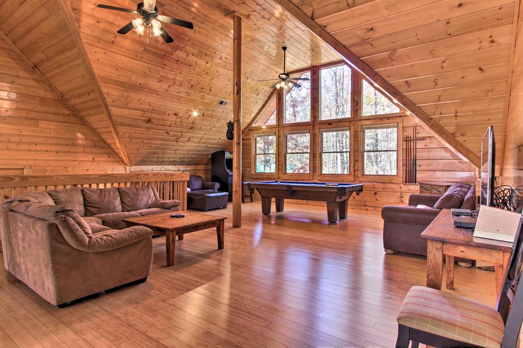 'Unbridled Spirit - ' Gatlinburg Getaway With Hot Tub! - thumb 2