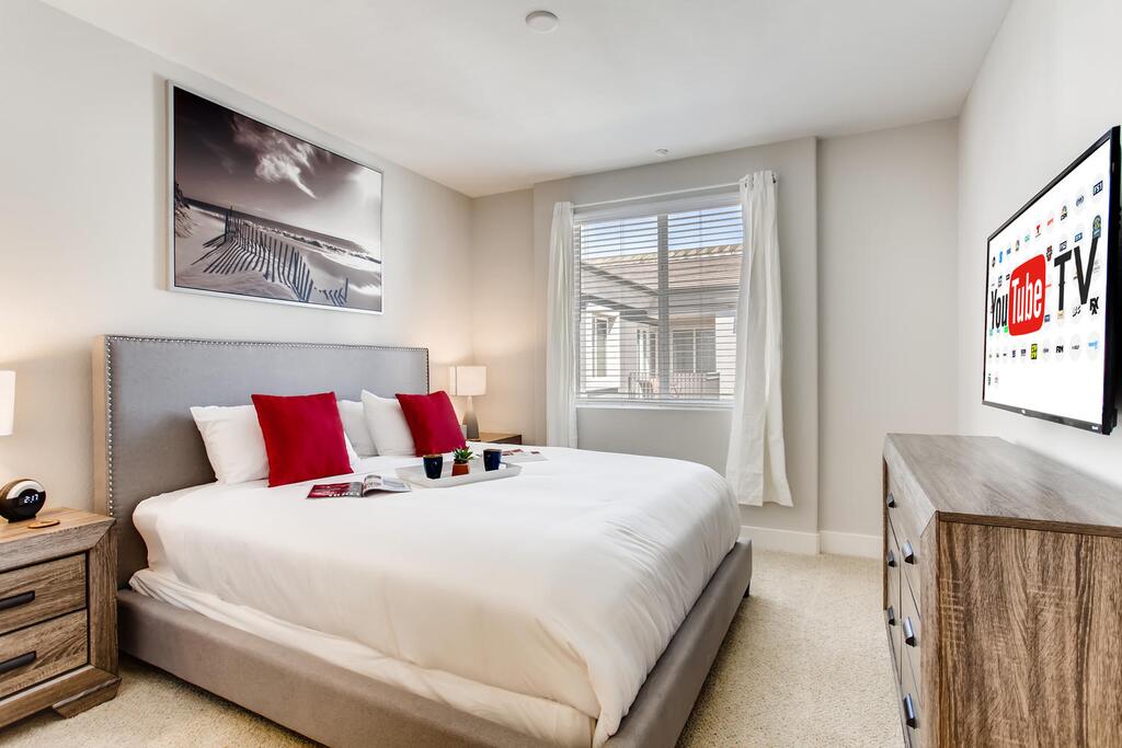 (70% Discount) Business & Family Friendly- Fast WIFI - #1 SD Location - Free Parking (FV7) - thumb 1