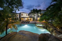 8 Bedroom Villa Fits 20 with Movie Theater Pool Basketball Tourism House