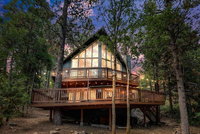 Bear Knuckle Large Outdoor Space and Lake Access Tourism House