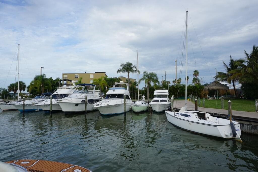 Cabin Cruiser Boat Hotel - thumb 1