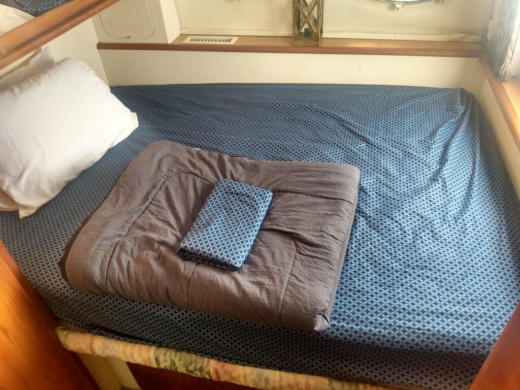 Cabin Cruiser Boat Hotel - thumb 2