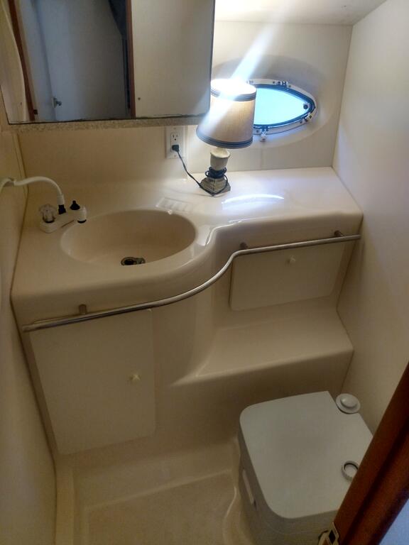 Cabin Cruiser Boat Hotel - thumb 3