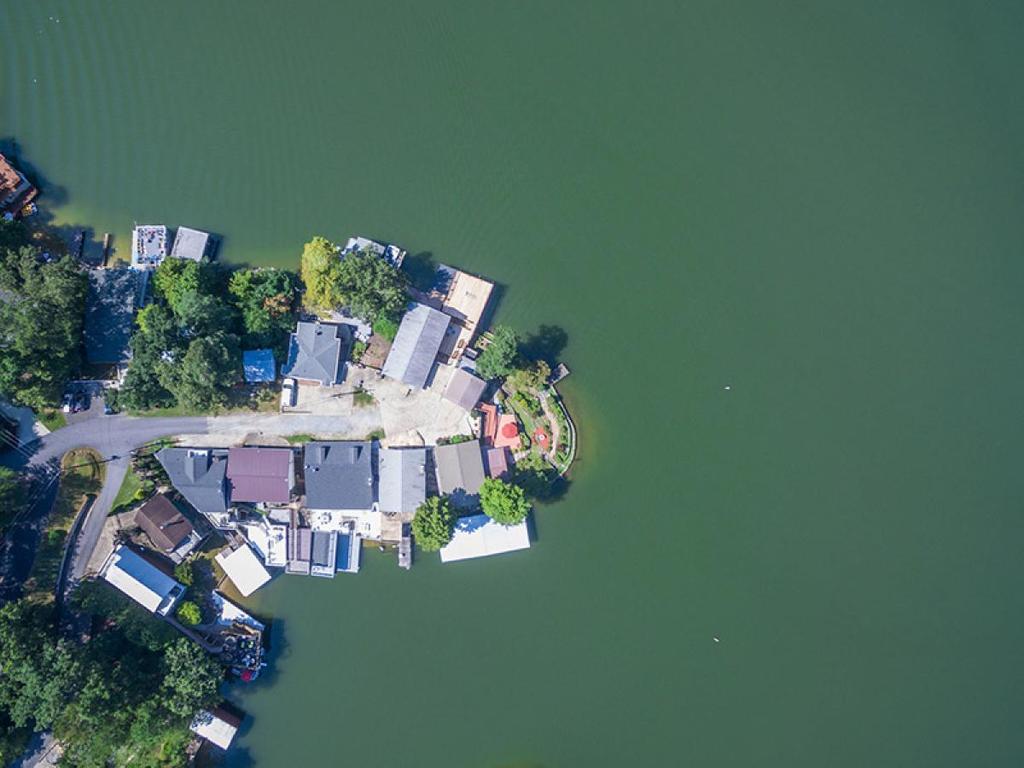 Captain's Quarters On Lake Lure - thumb 3