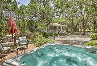 Charming Canyon Lake Cottage with Pool  BBQ Pit Tourism House