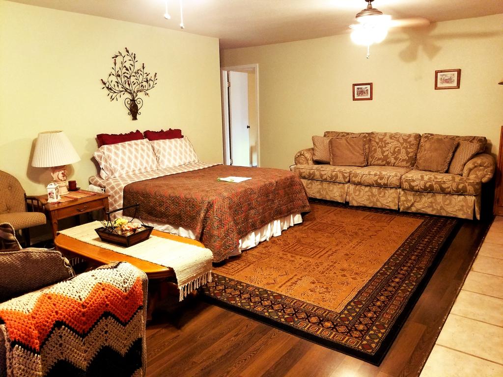 Charming Downstairs Unit - thumb 2