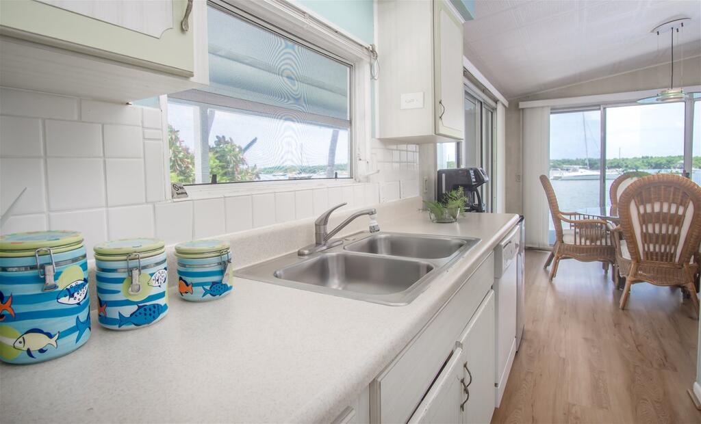 Harbor House 2bed/2bath With Open Water Views - thumb 3