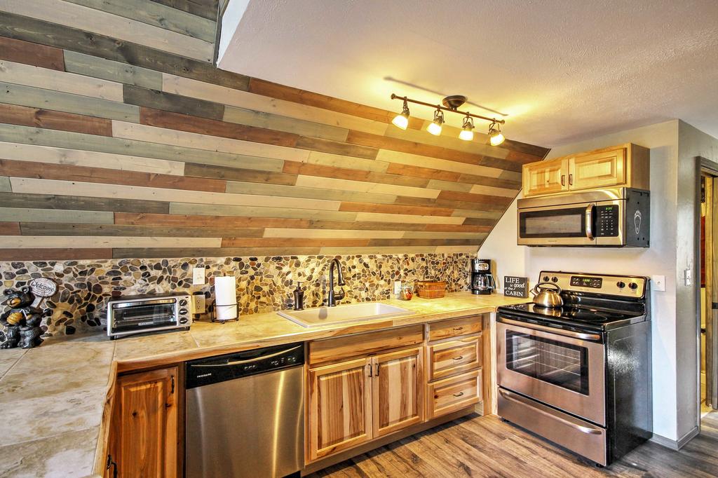 Hillside Cripple Creek Cabin With Hot Tub, Mtn Views! - thumb 3